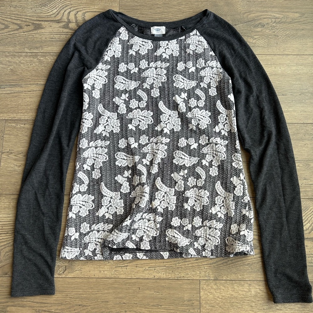 Old Navy Black and White Floral Long Sleeve Tee